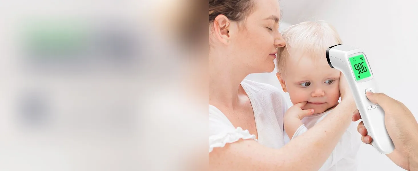Una madre toma la temperatura de su bebé con un termómetro sin contacto Viproud